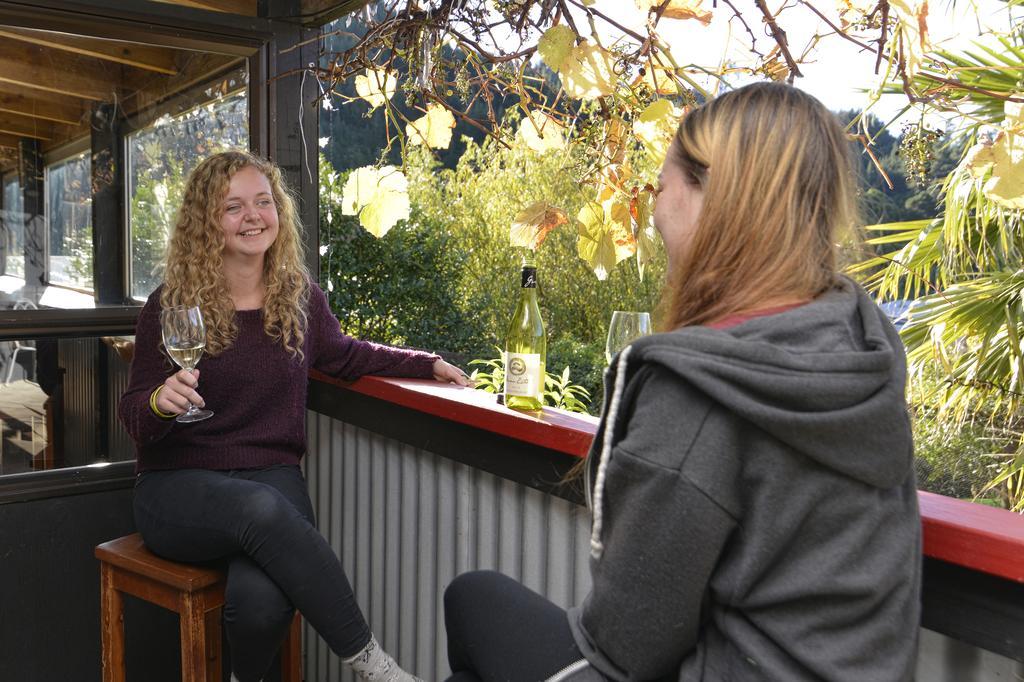 Tombstone Motel, & Backpackers Hostel Picton